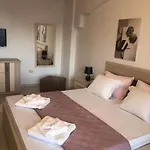 Cozy 1-Bedroom Flat, Beachside